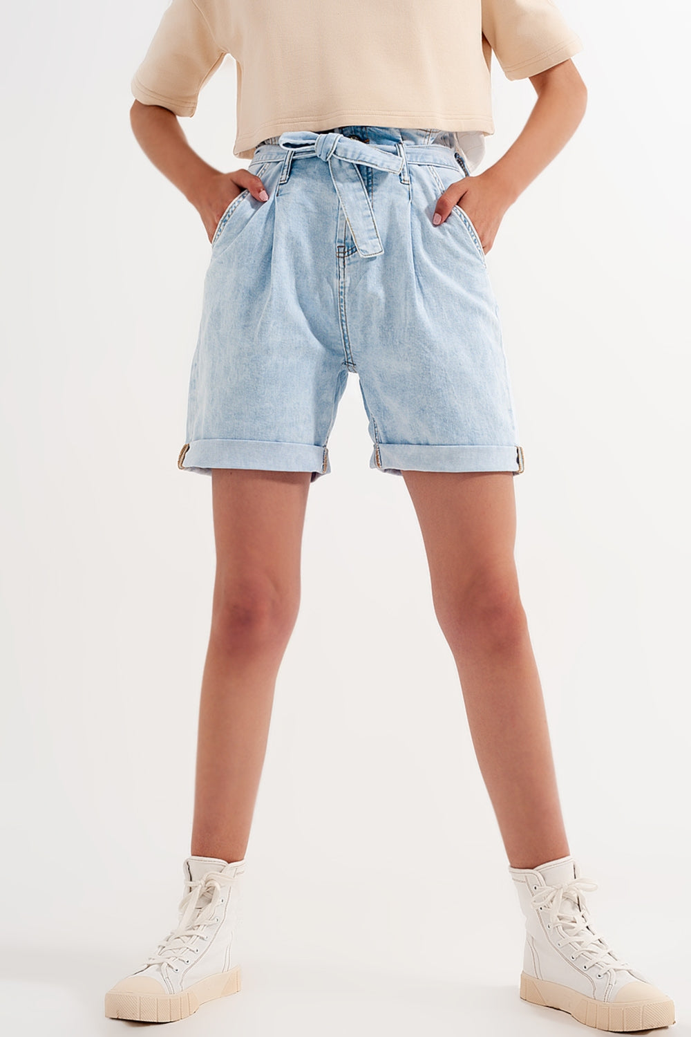 Shorts vaqueros con lavado azul claro y lazada en la cintura