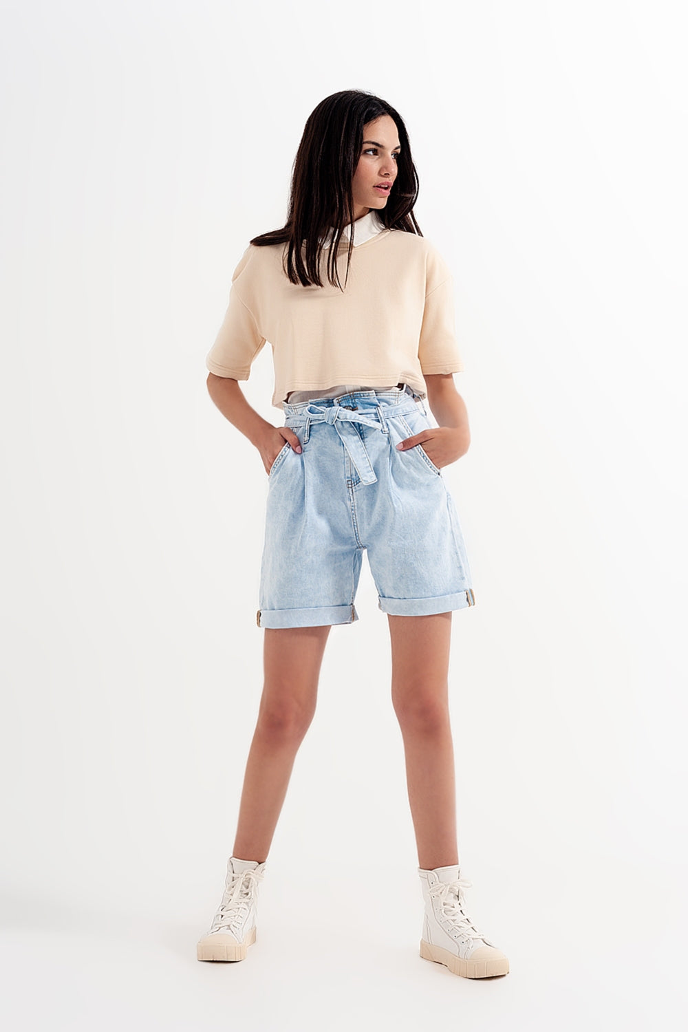 Shorts vaqueros con lavado azul claro y lazada en la cintura
