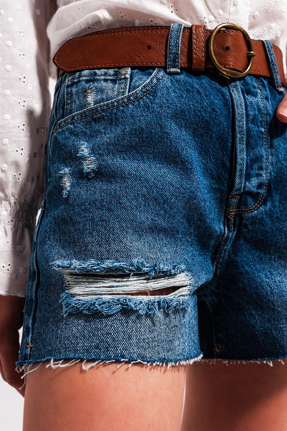 Shorts vaqueros con lavado medio de talle alto con diseño rasgado