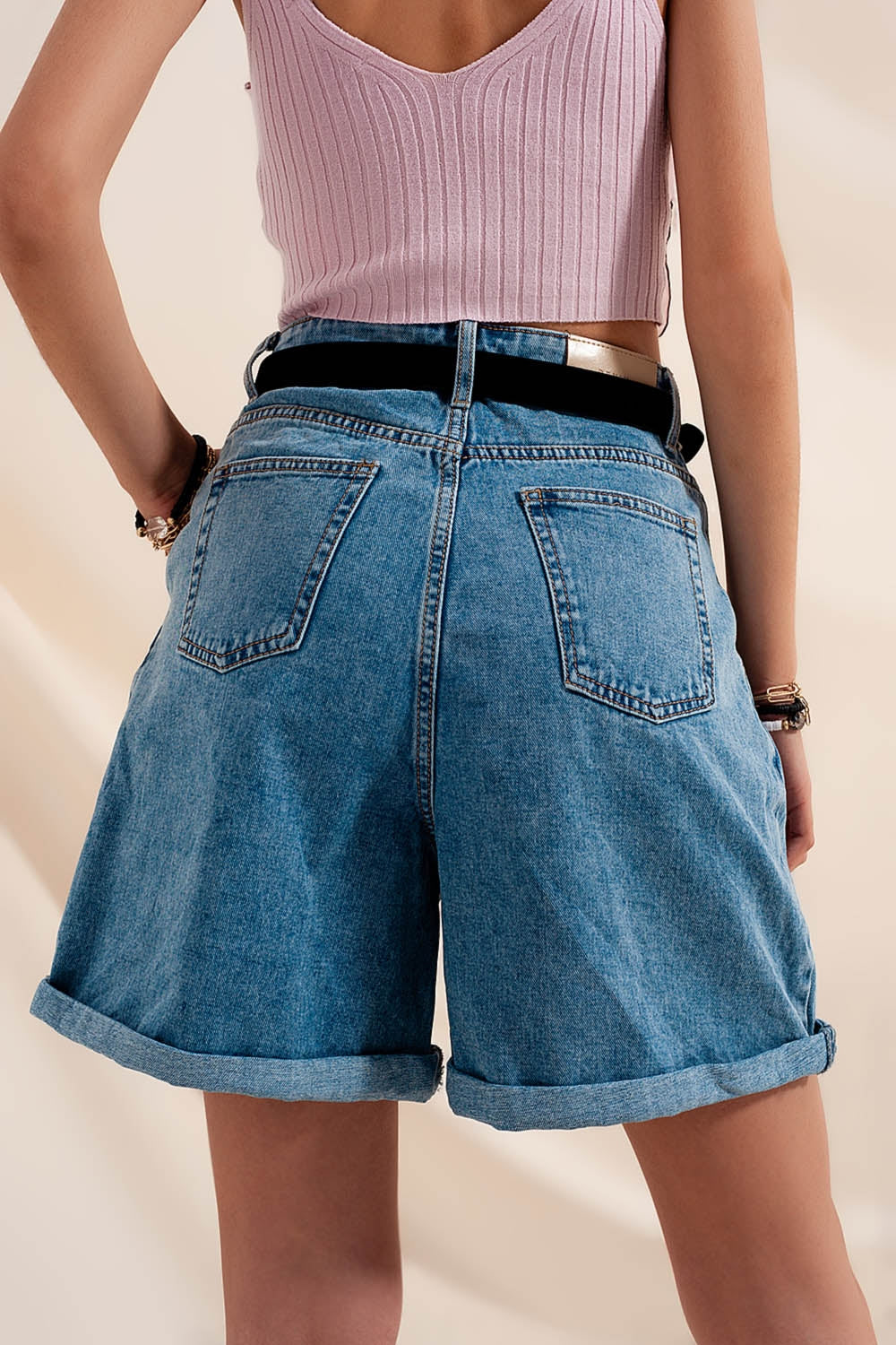 Shorts vaqueros con lavado medio y pinzas de tiro alto