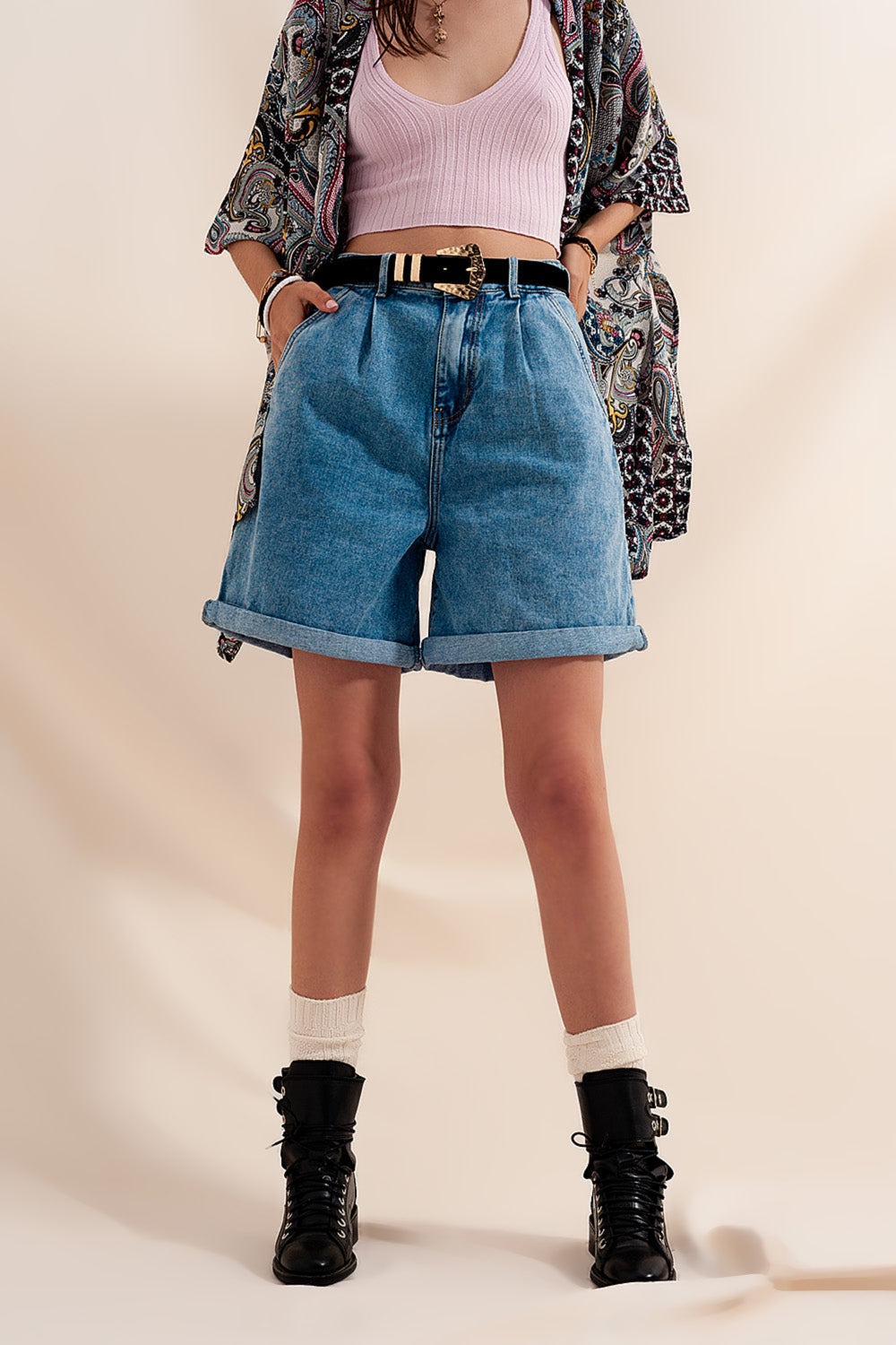 Shorts vaqueros con lavado medio y pinzas de tiro alto