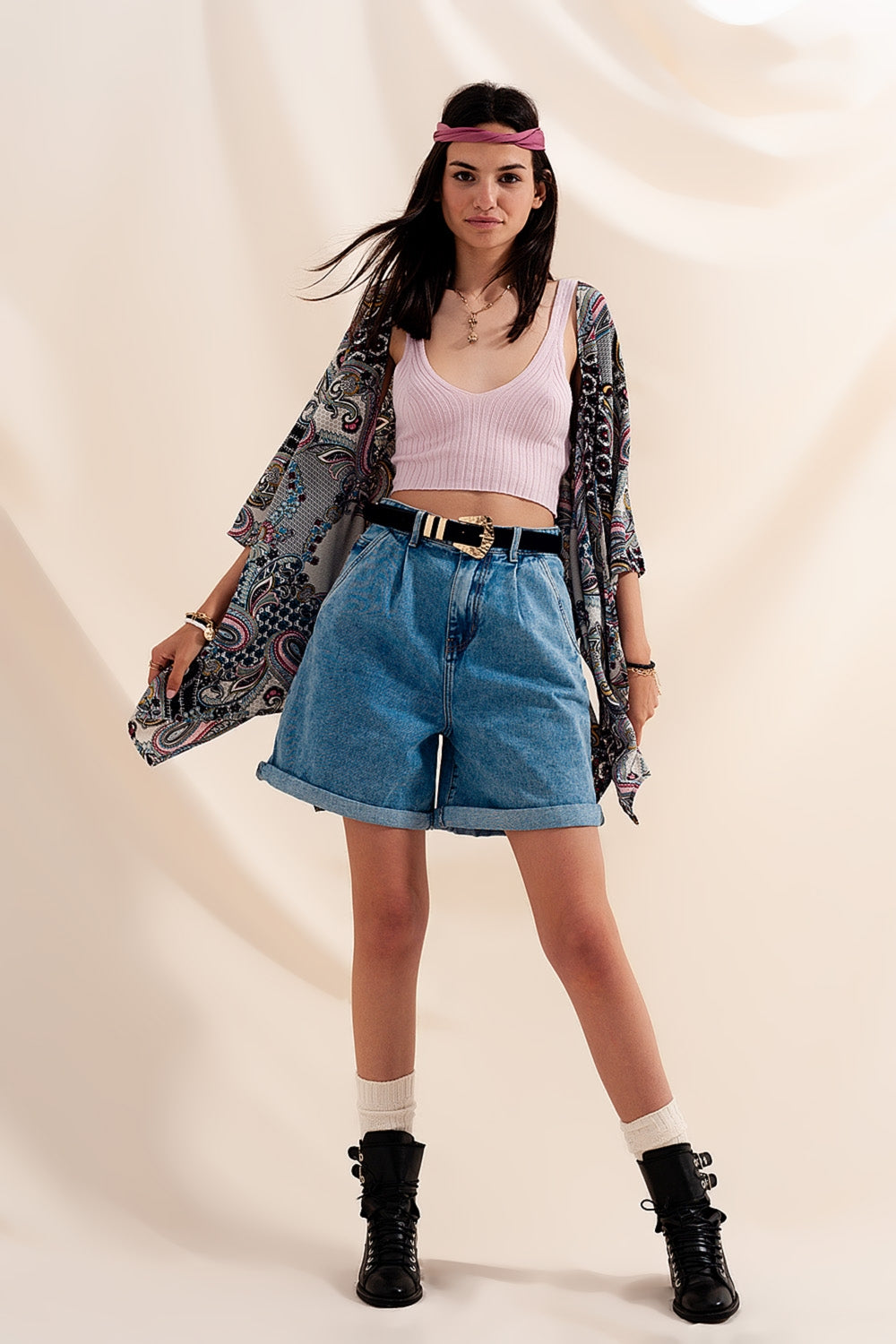 Shorts vaqueros con lavado medio y pinzas de tiro alto
