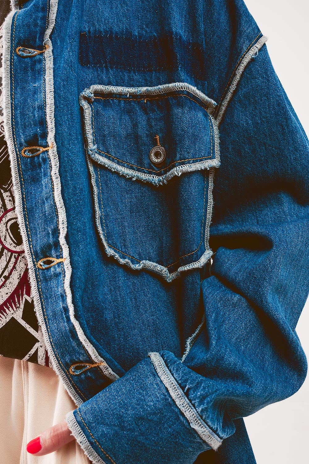 Sobrecamisa vaquera con detalle de costuras en el contorno y lavado medio
