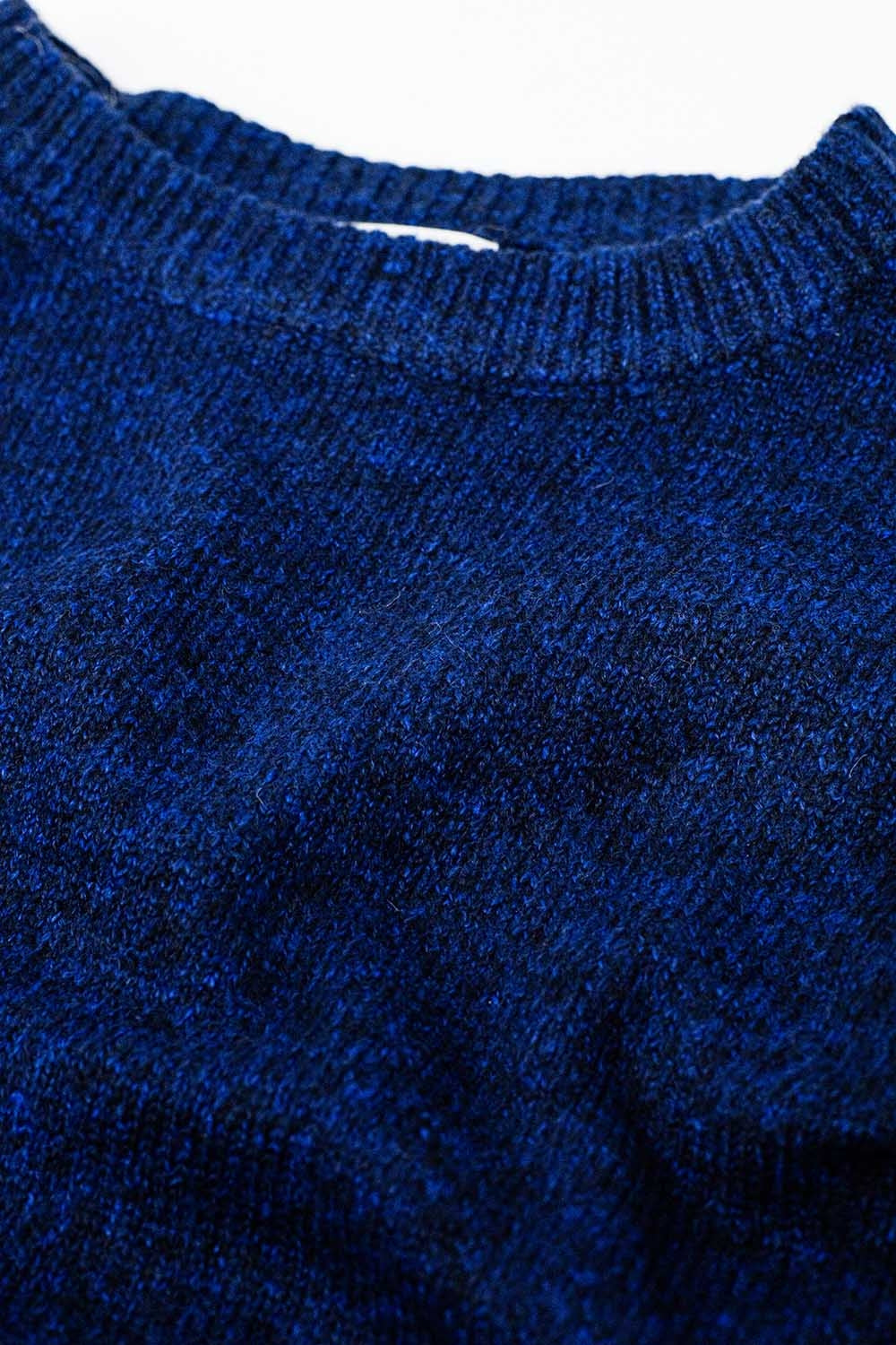 Suave jersey de punto azul marino con mangas globo