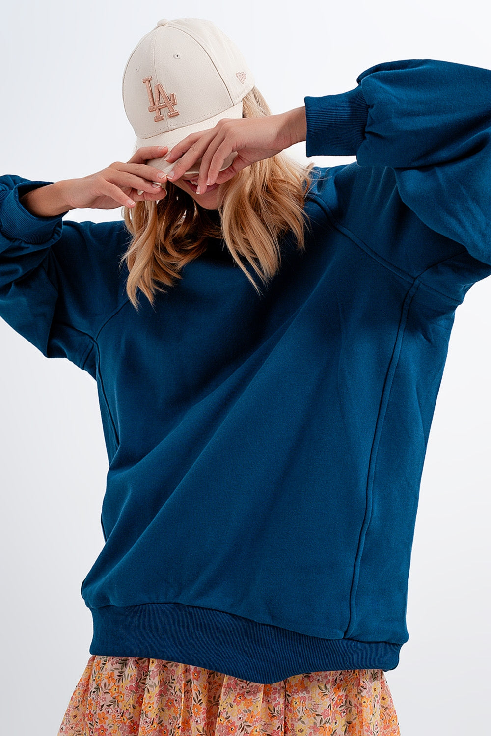 Sudadera azul extragrande con detalle de costuras