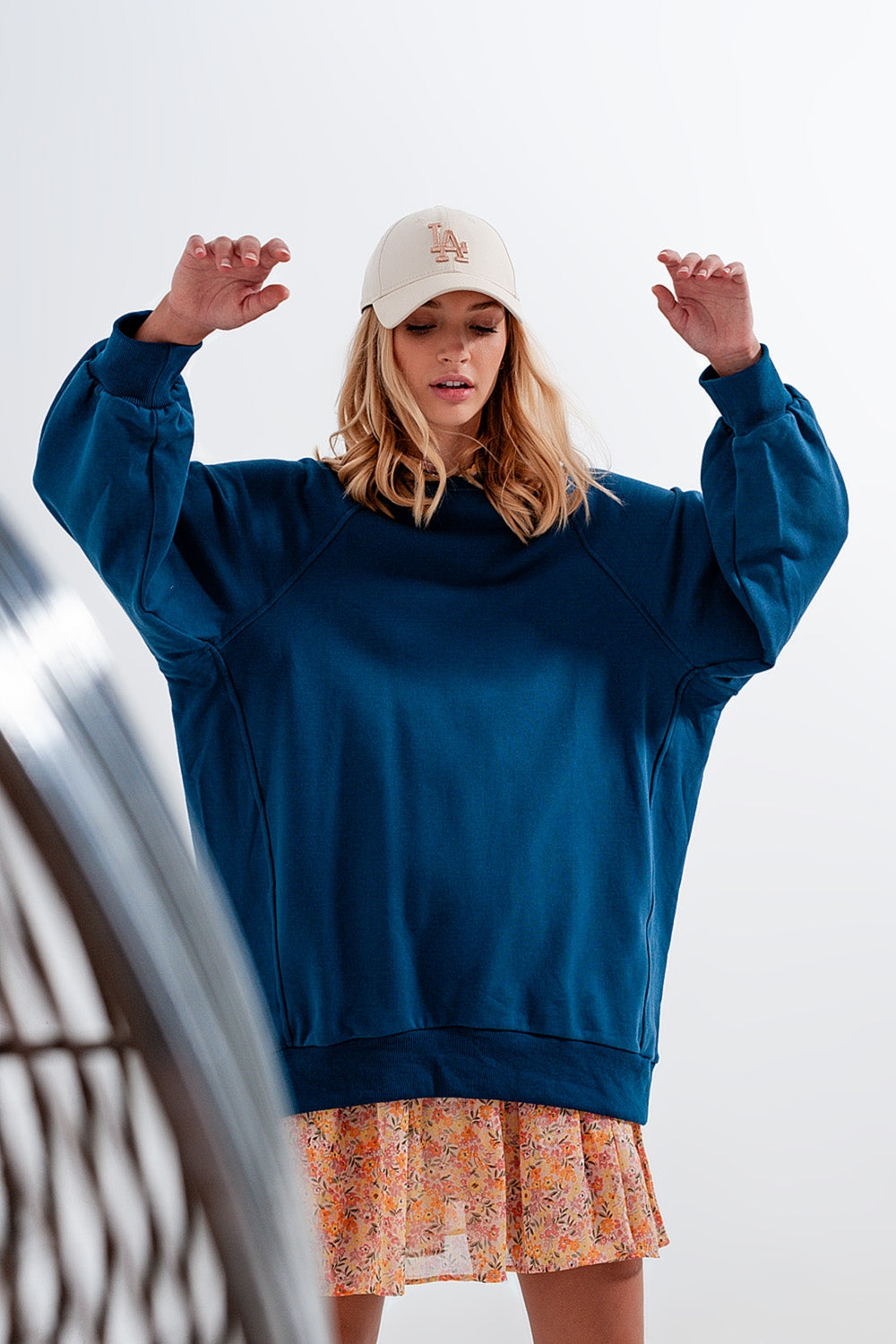 Sudadera azul extragrande con detalle de costuras