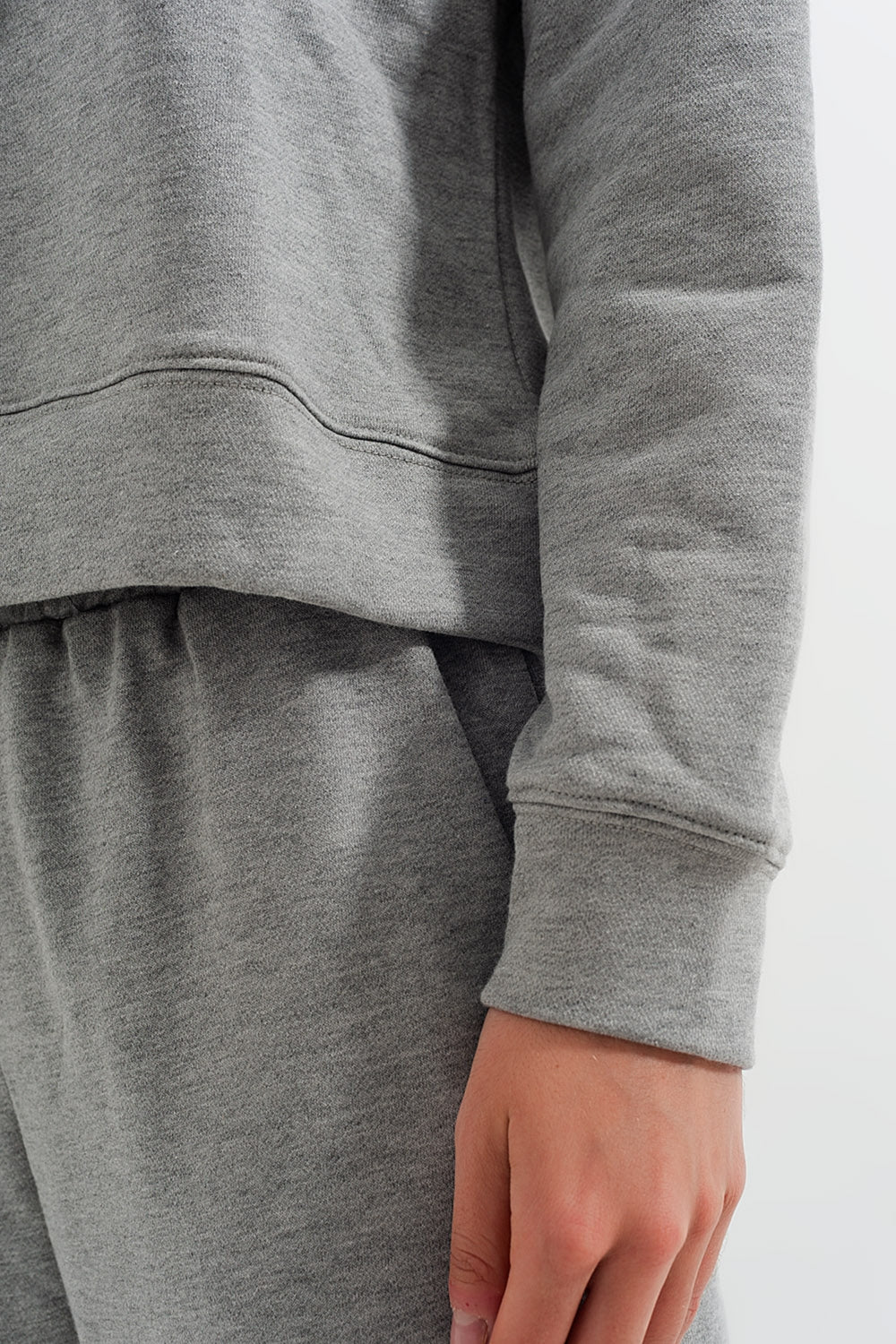 Sudadera basica gris con capucha y cordones