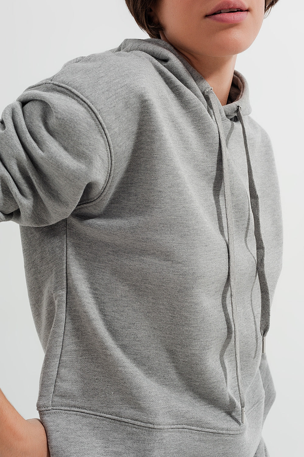 Sudadera basica gris con capucha y cordones
