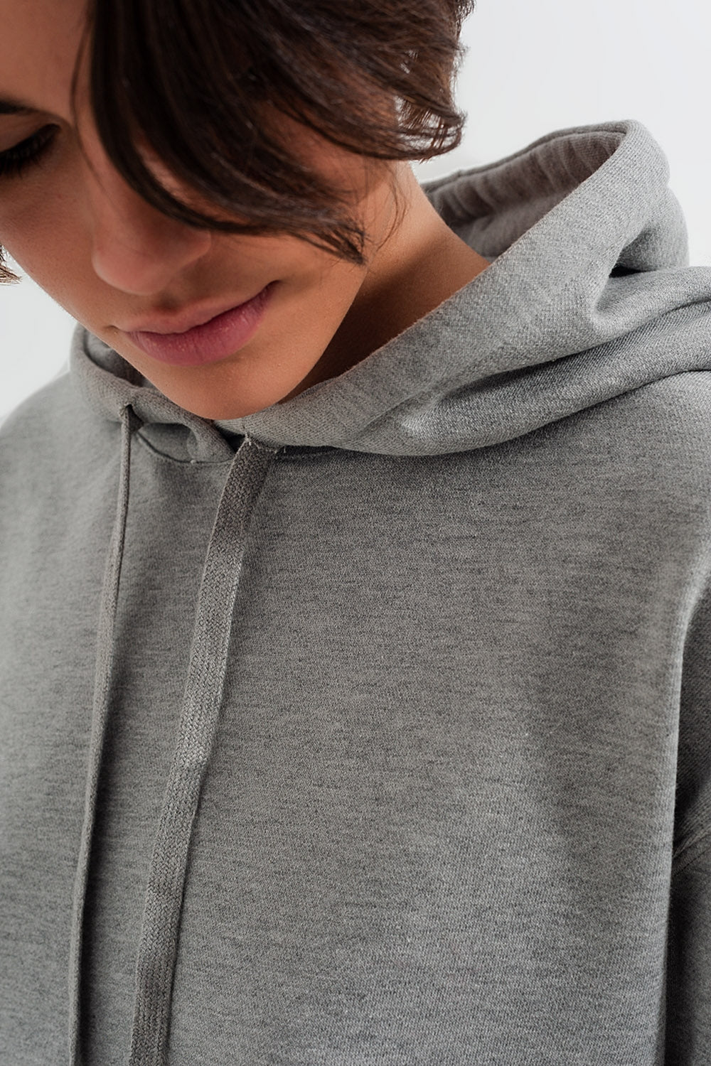 Sudadera basica gris con capucha y cordones