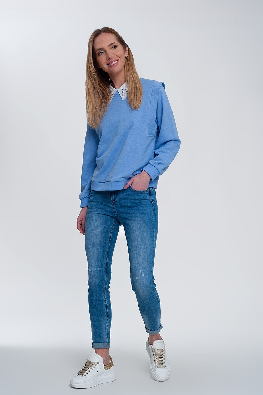 Sudadera estilo boyfriend con detalles llamativos en los hombros en color azul