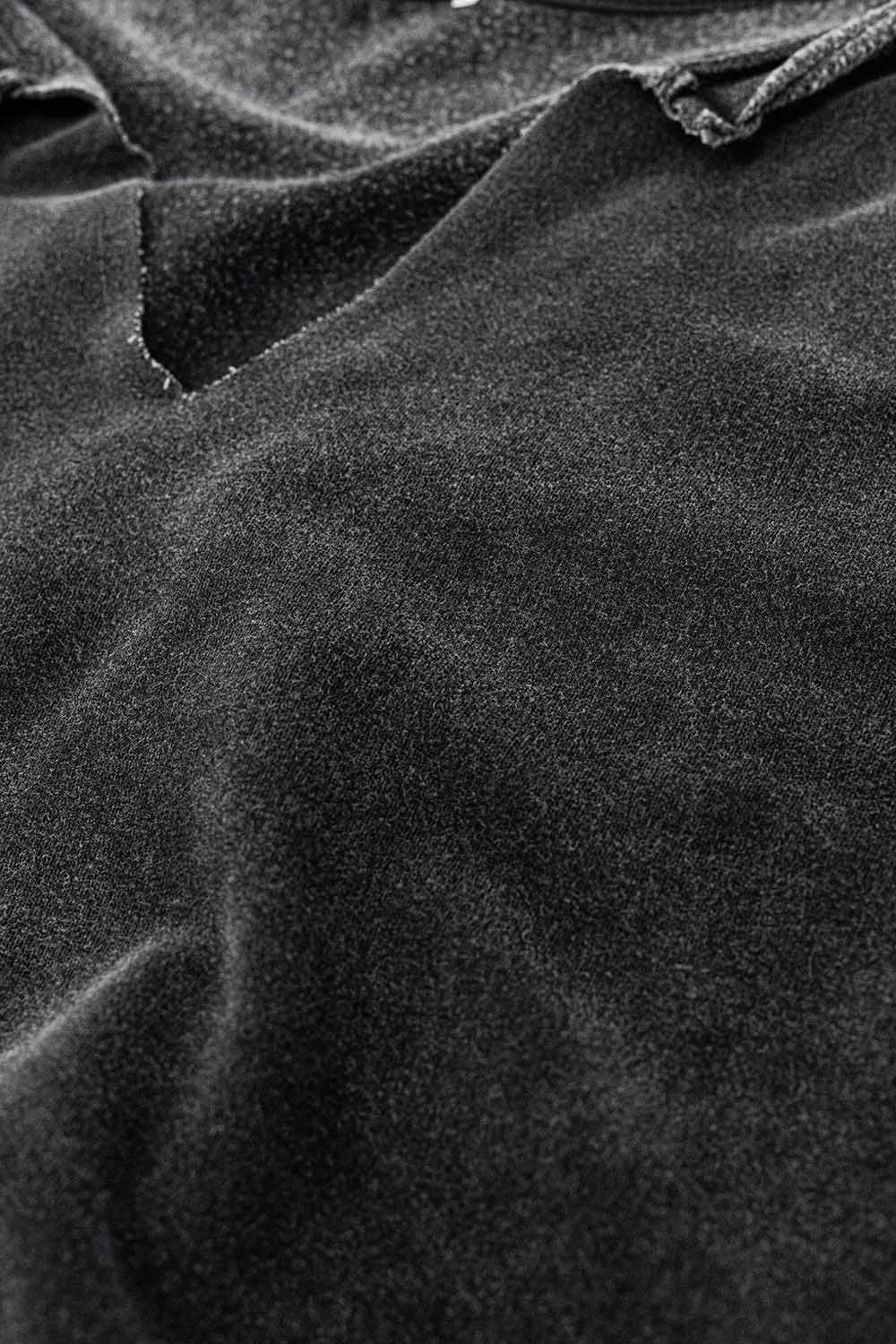 Sudadera gris lavada con cuello de pico