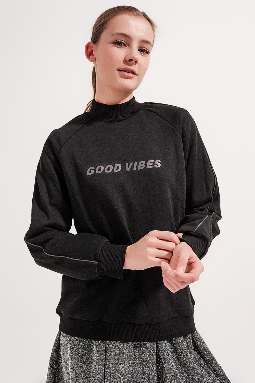 Q2 Sudadera negra con cuello subido