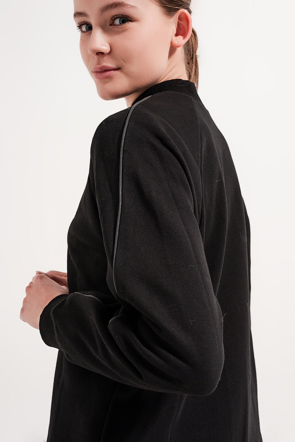Sudadera negra con cuello subido