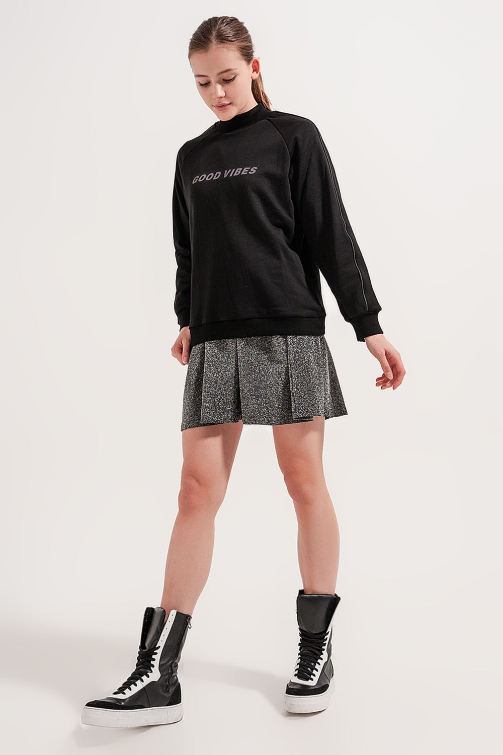 Sudadera negra con cuello subido