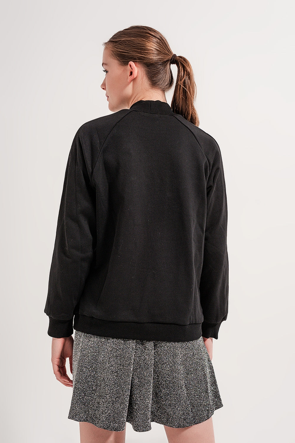 Sudadera negra con cuello subido