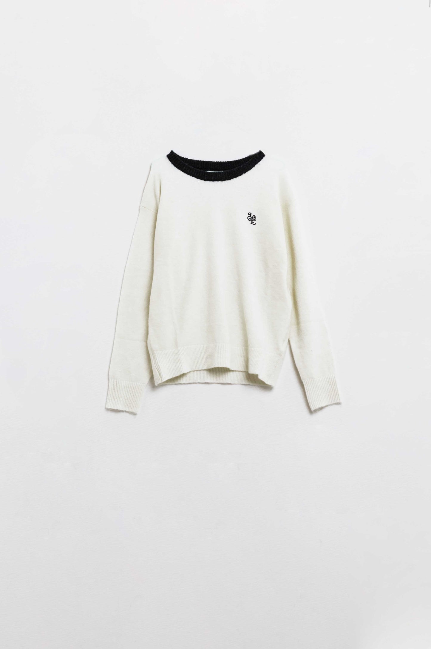 Suéter blanco con cuello en contraste y logo Love en el pecho.