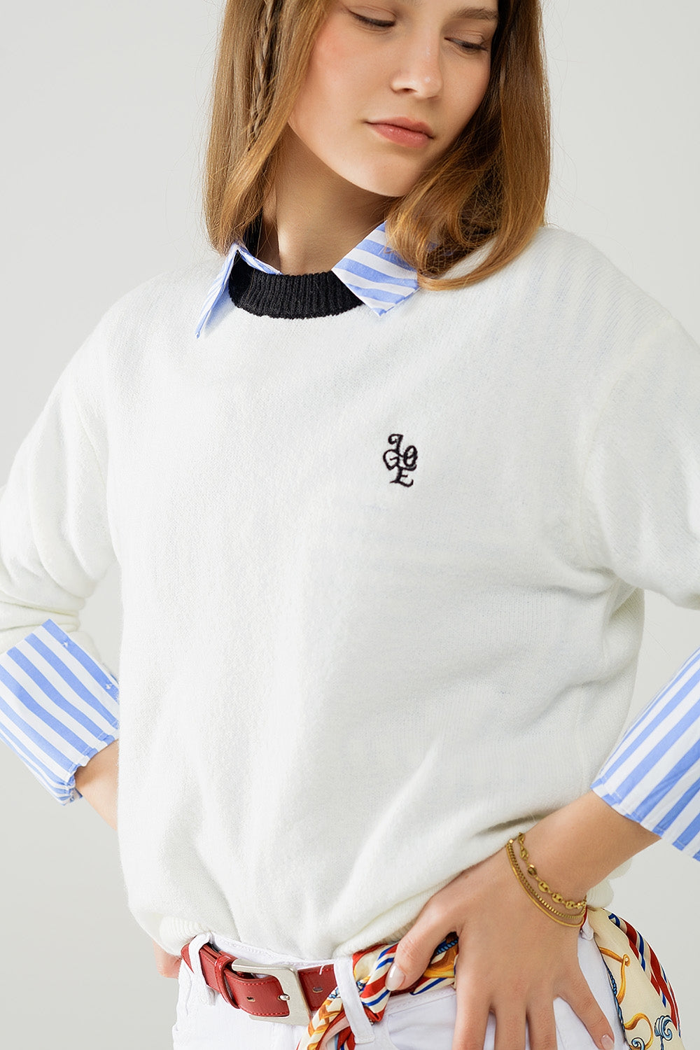 Suéter blanco con cuello en contraste y logo Love en el pecho.
