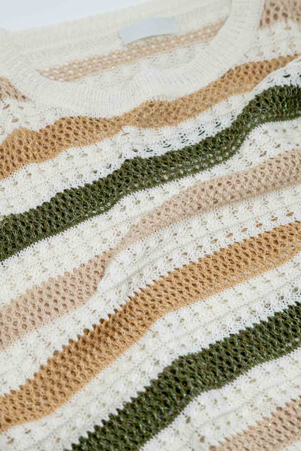 Suéter blanco de crochet con cuello barco y mangas largas con rayas marrones