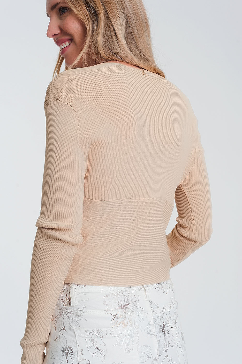 Sueter de canale en beige de cuello pico