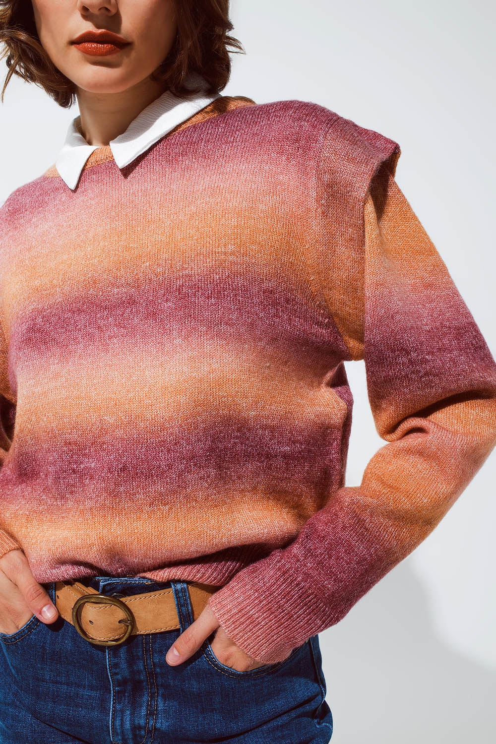 Suéter en diseño degradado naranja y rojo con cuello redondo y detalles en las mangas