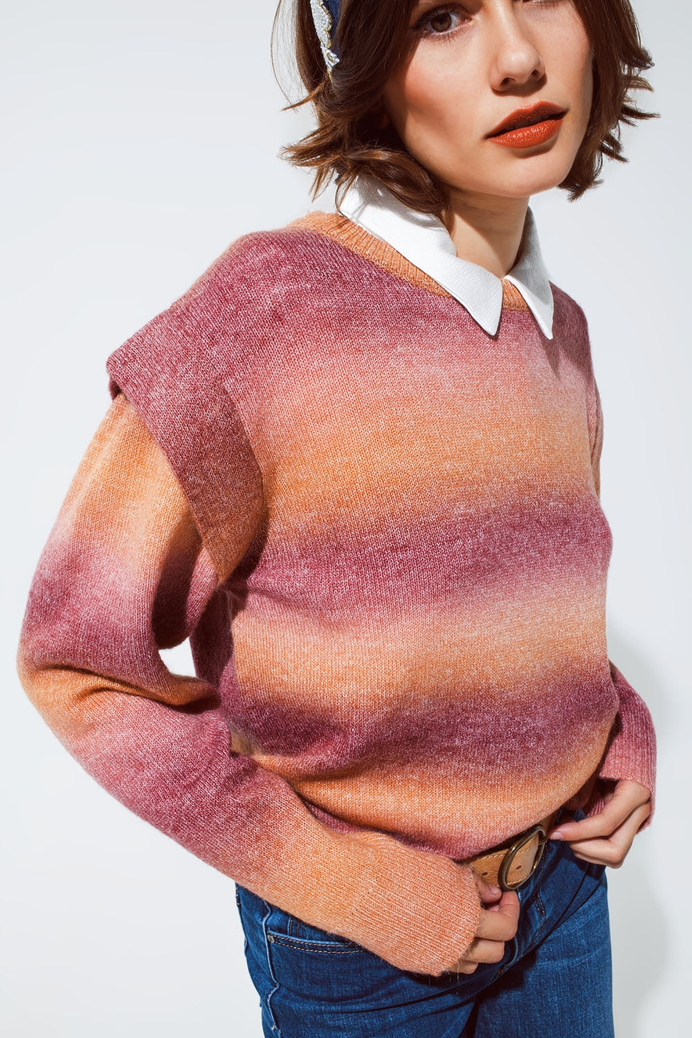 Suéter en diseño degradado naranja y rojo con cuello redondo y detalles en las mangas