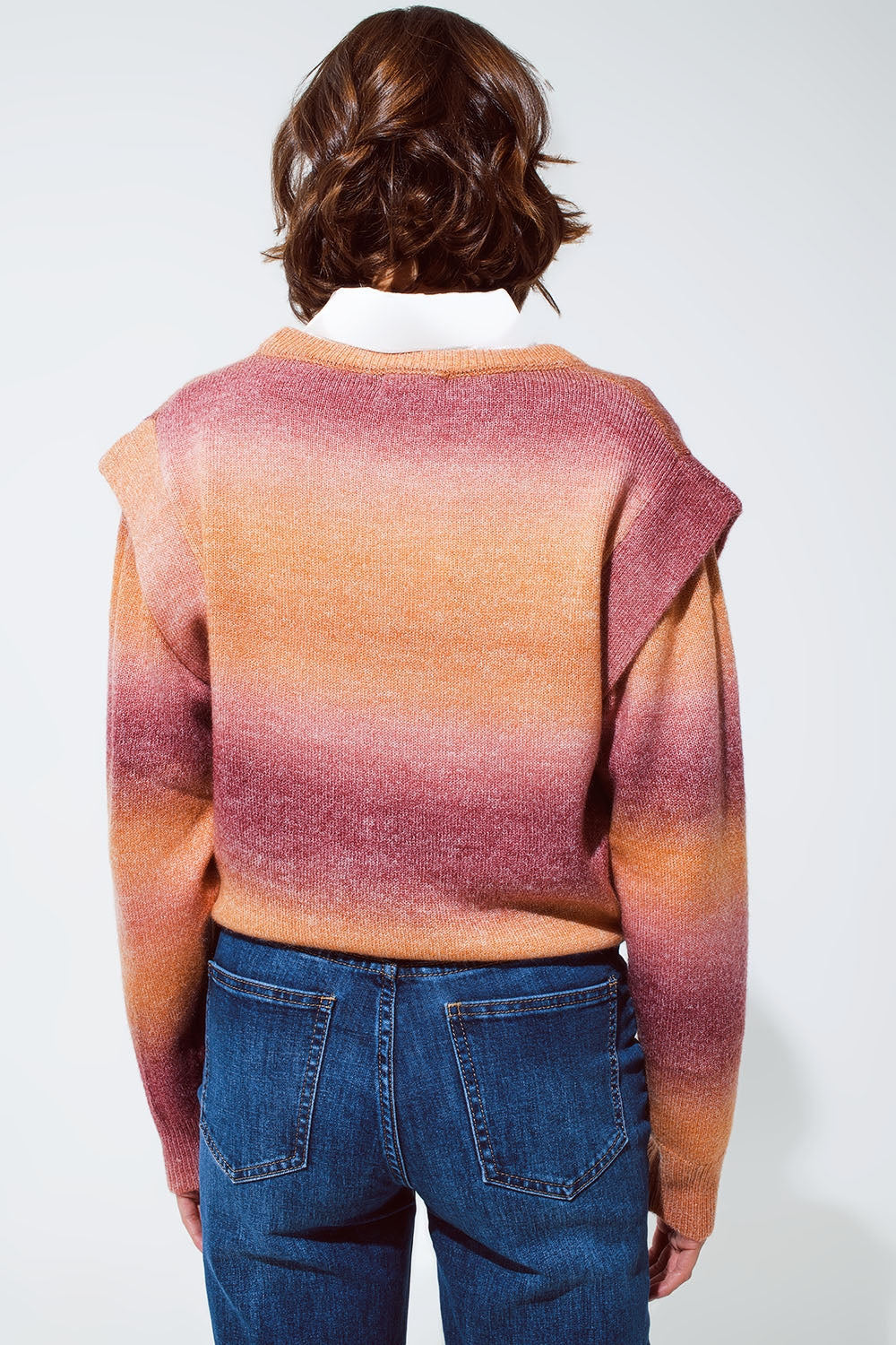 Suéter en diseño degradado naranja y rojo con cuello redondo y detalles en las mangas