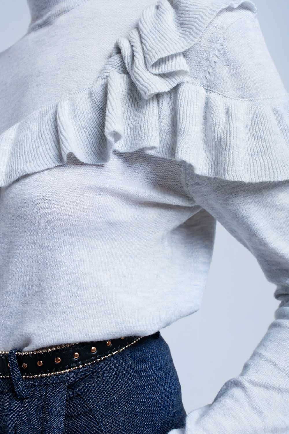 Suéter gris con volantes