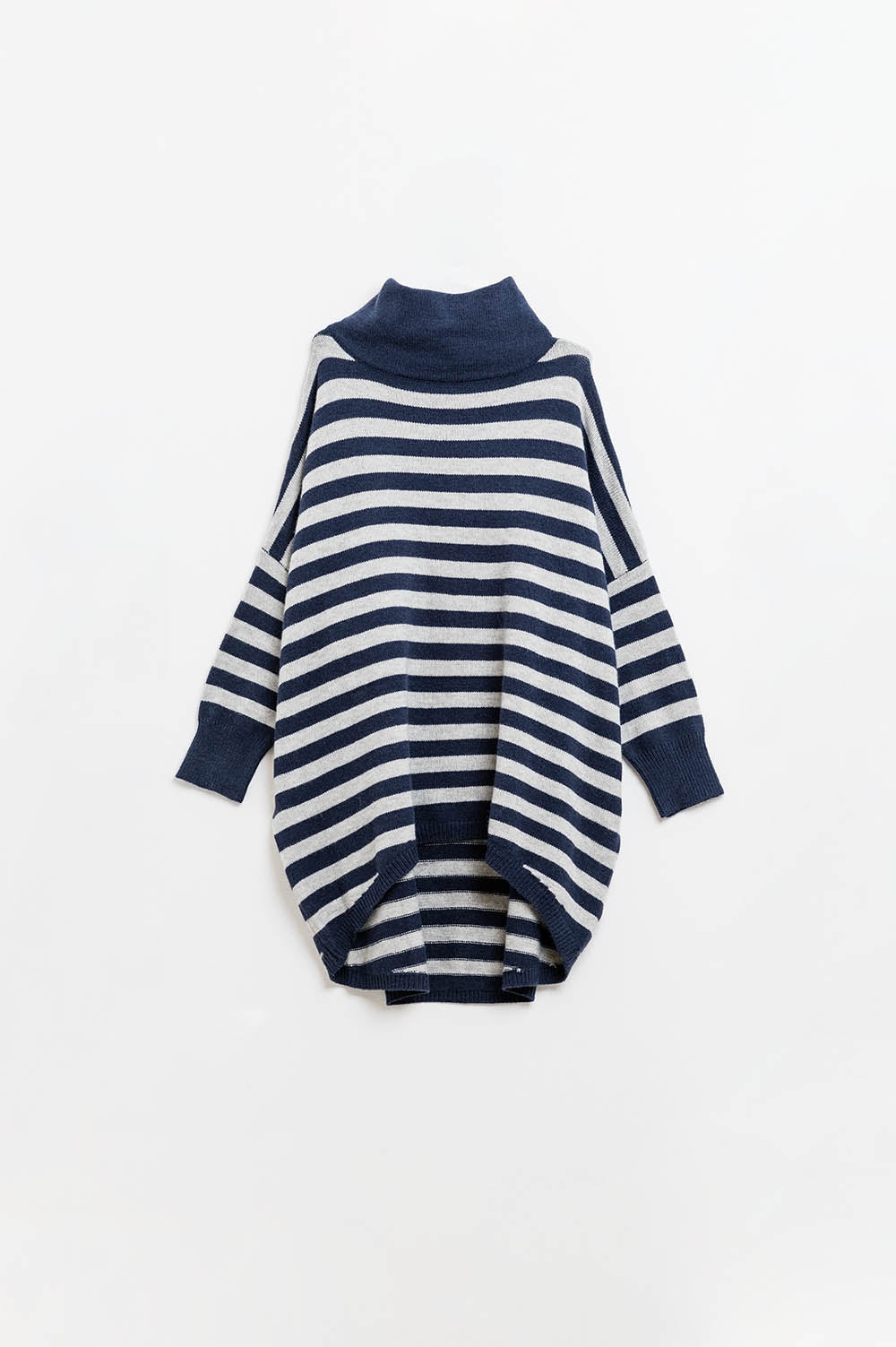 Suéter oversize de cuello alto con alas de murciélago y rayas en azul marino y gris