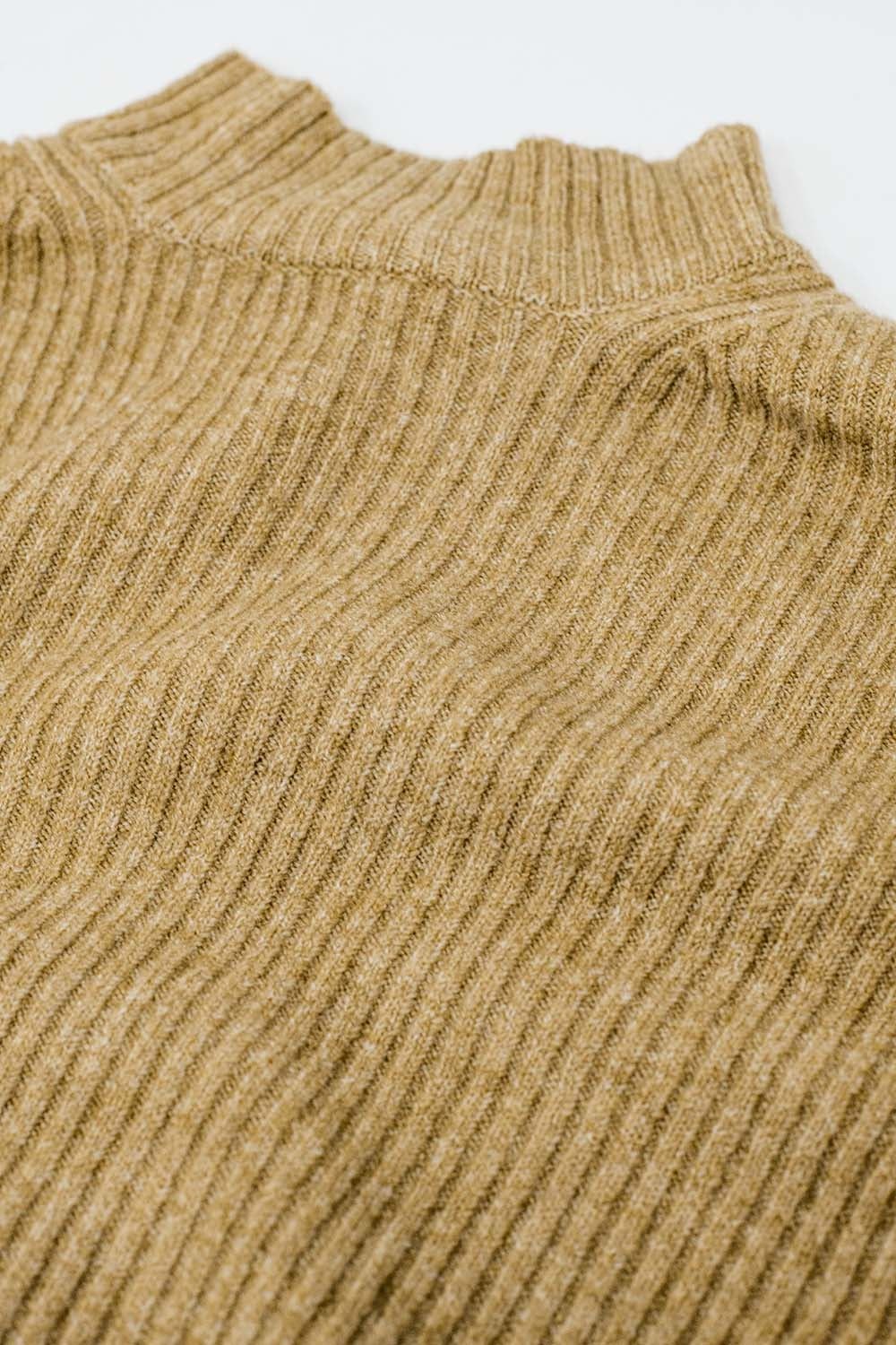 suéter relajado beige de canalé y cuello alto