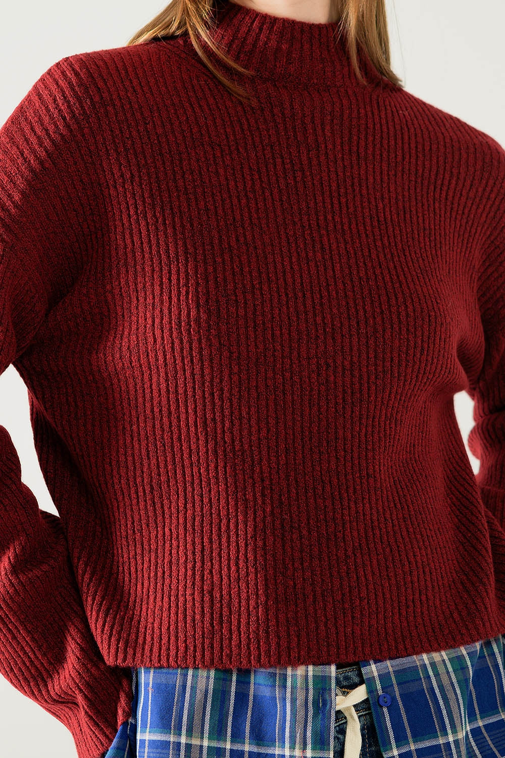 suéter relajado de cuello alto de canalé en color vino