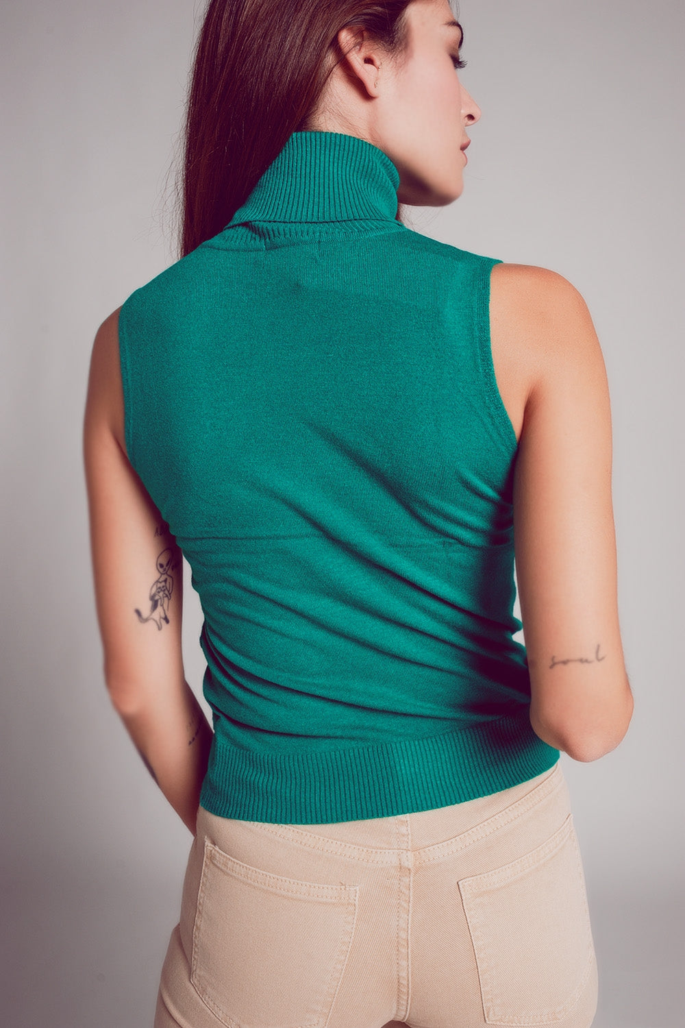 sueter sin mangas cuello alto en verde