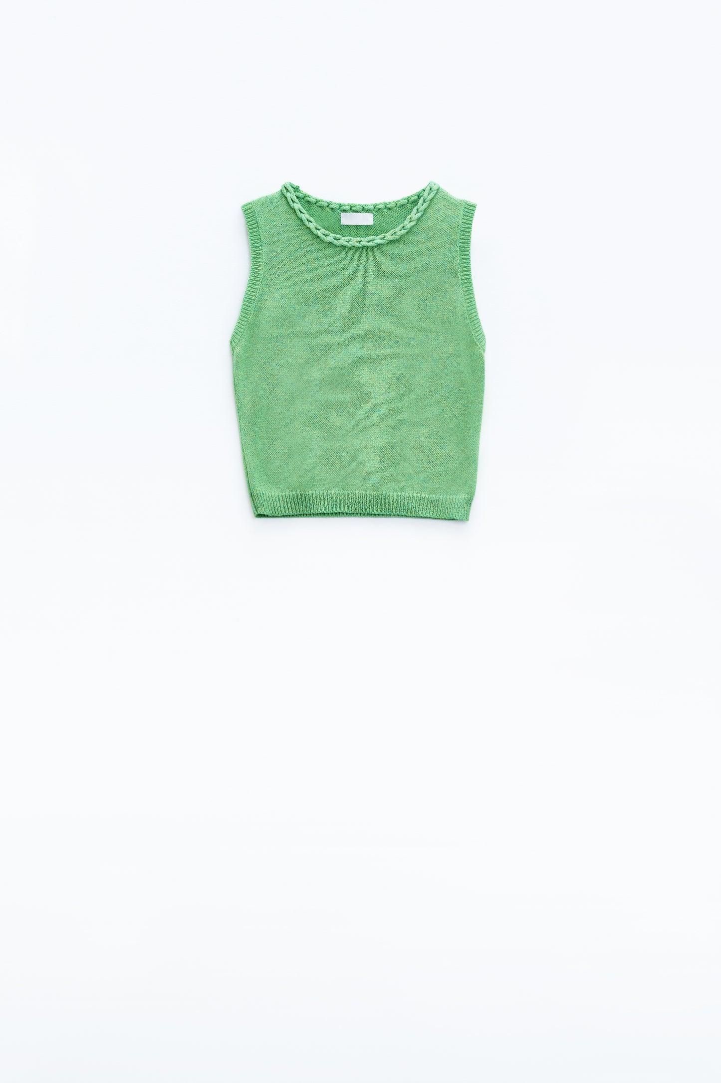 Q2 Suéter verde sin mangas con cuello redondo y detalle de trenza en el escote
