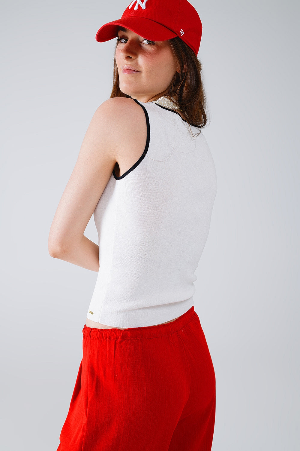 Top Blanco Sin Mangas Con Escote Crew Neckline Y Ribete Negro