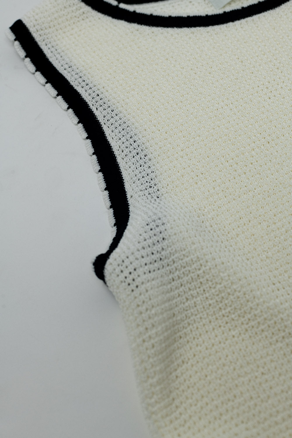 Top blanco sin mangas de punto con detalle de ribete blanco y negro