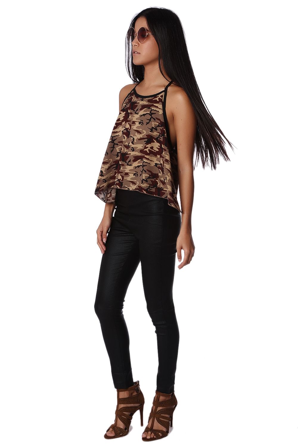 Top con bajo asimétrico y estampado camuflaje caqui