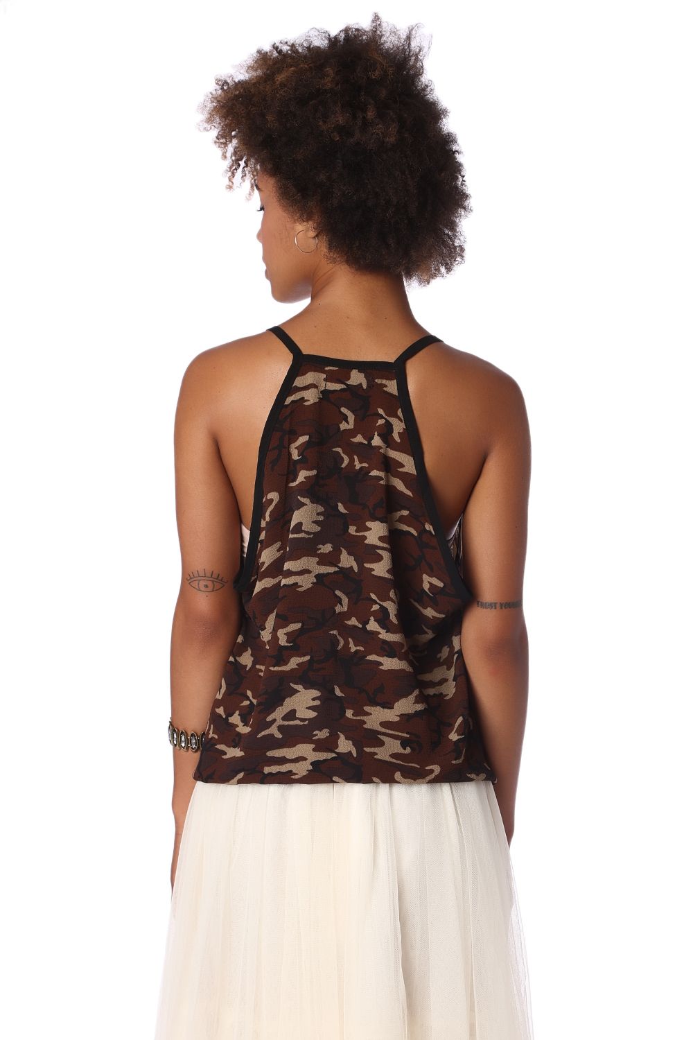 Top con bajo asimétrico y estampado camuflaje marron