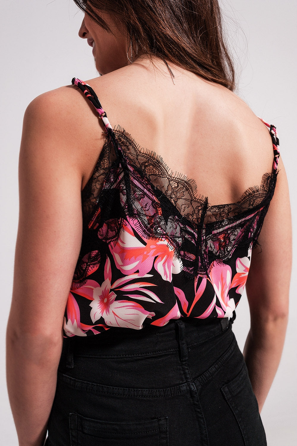 Top con estampado floral y ribetes de encaje