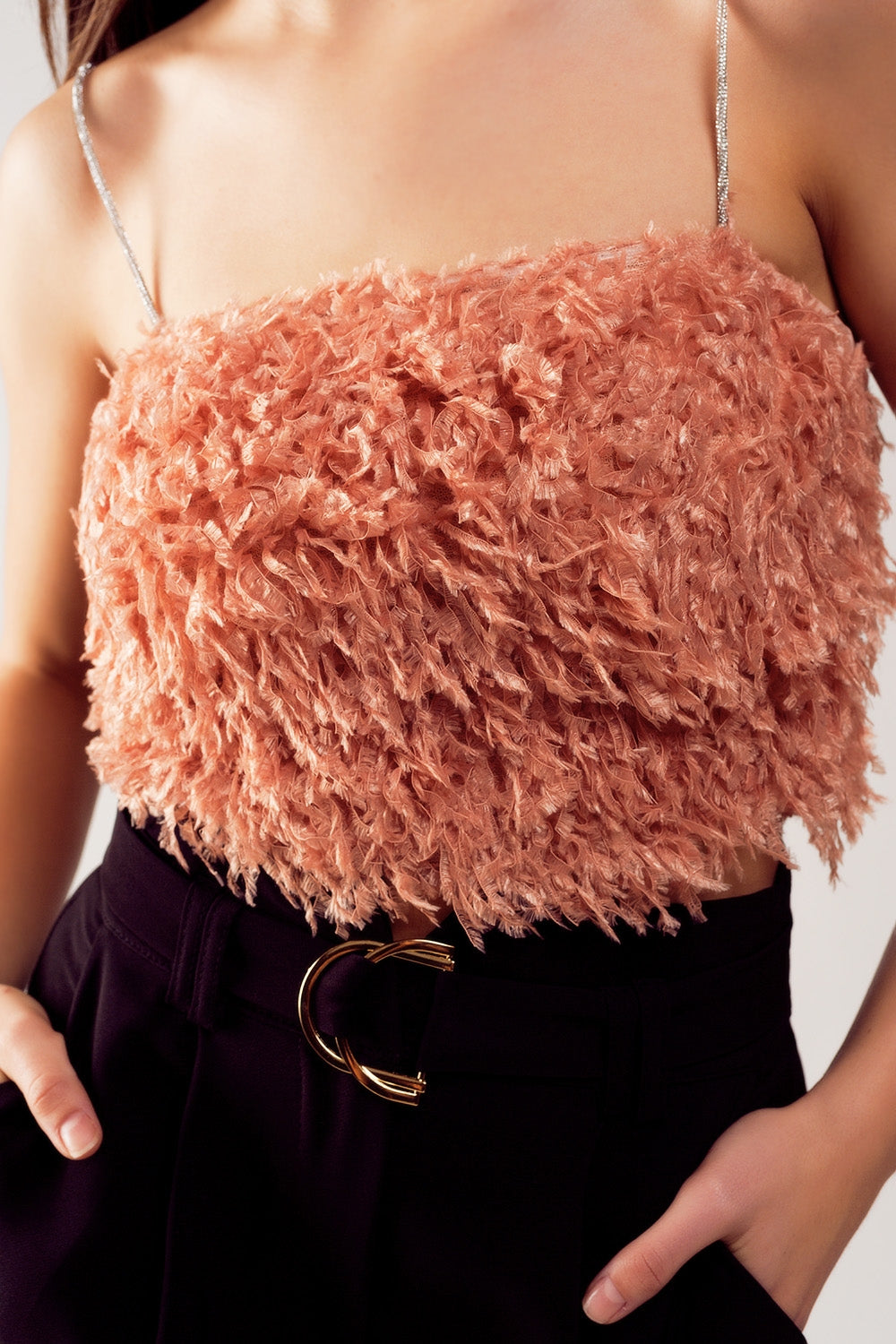 Top corto color rosa de tirantes de plumas sintéticas