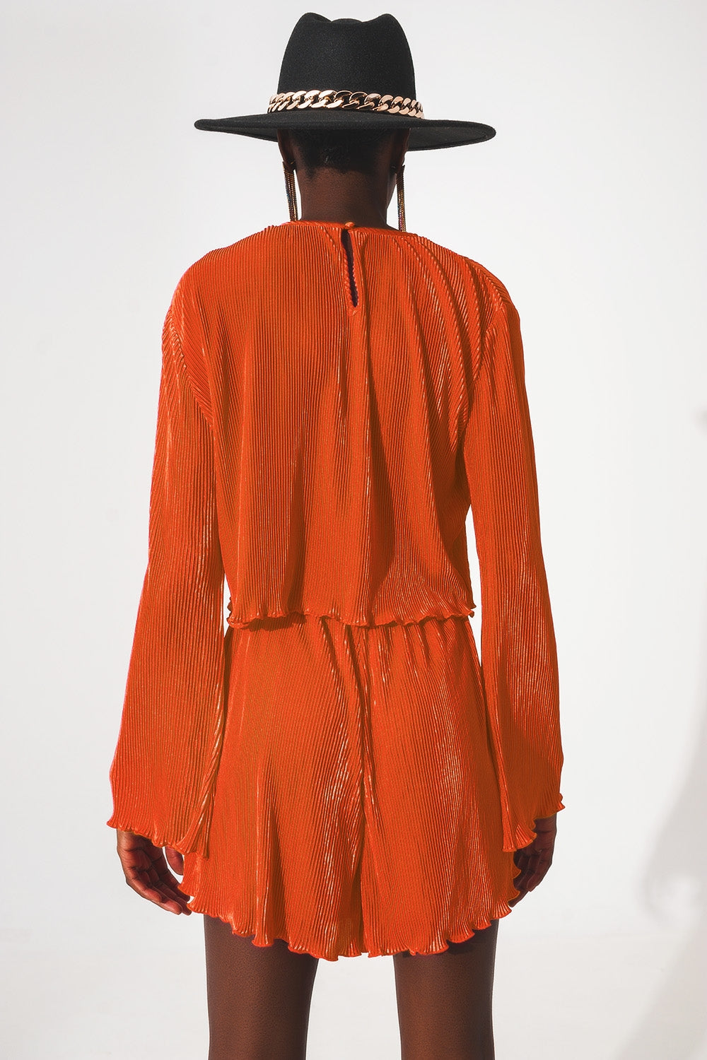 Top corto con cuello redondo plisado en naranja