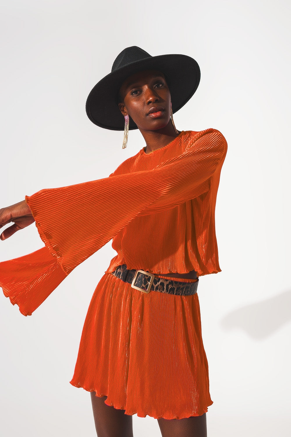 Top corto con cuello redondo plisado en naranja