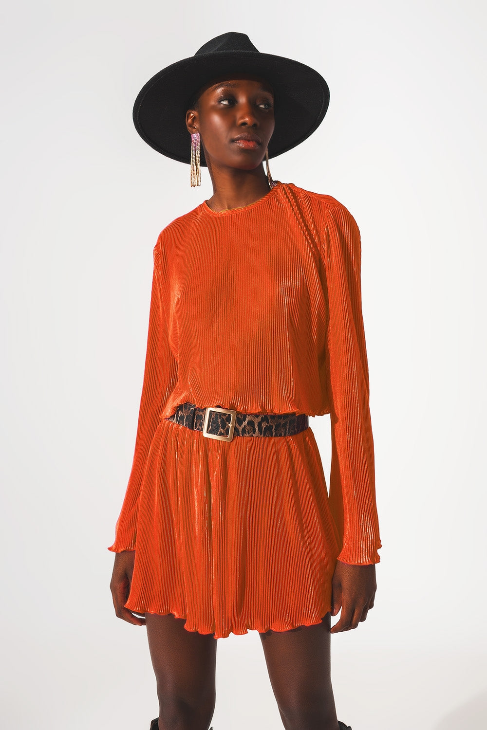 Top corto con cuello redondo plisado en naranja