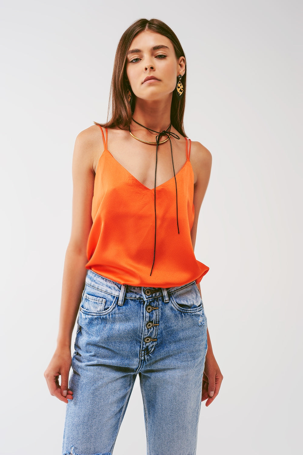 Top corto con tirantes finos en naranja