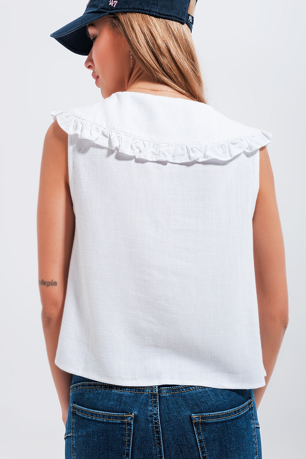 Top corto de corte amplio con cuello tipo babero blanco