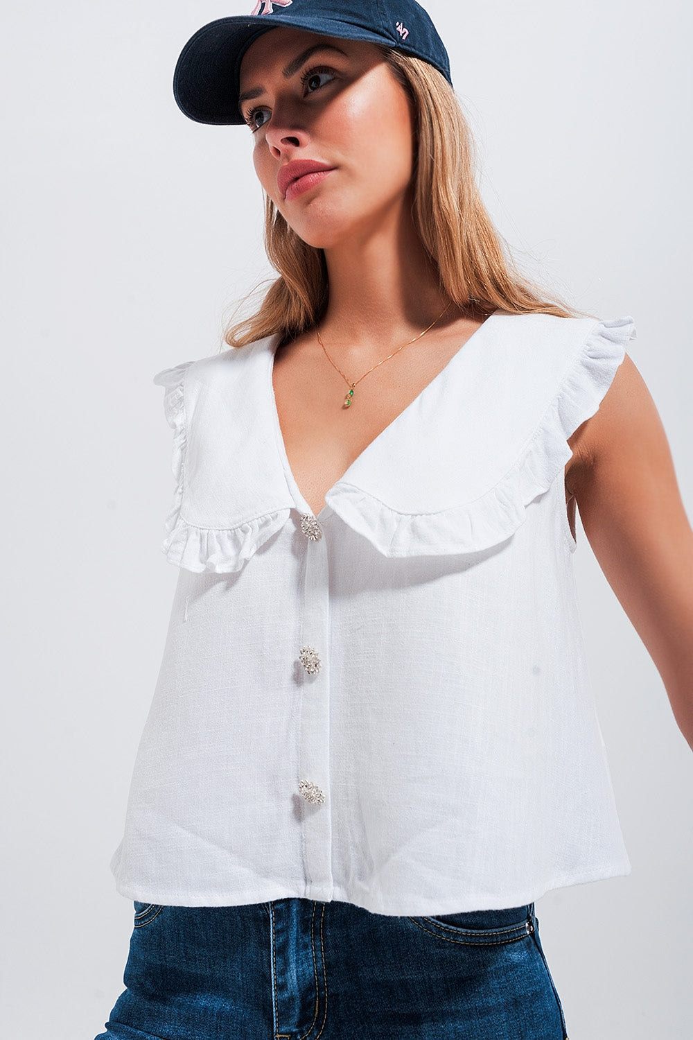 Top corto de corte amplio con cuello tipo babero blanco