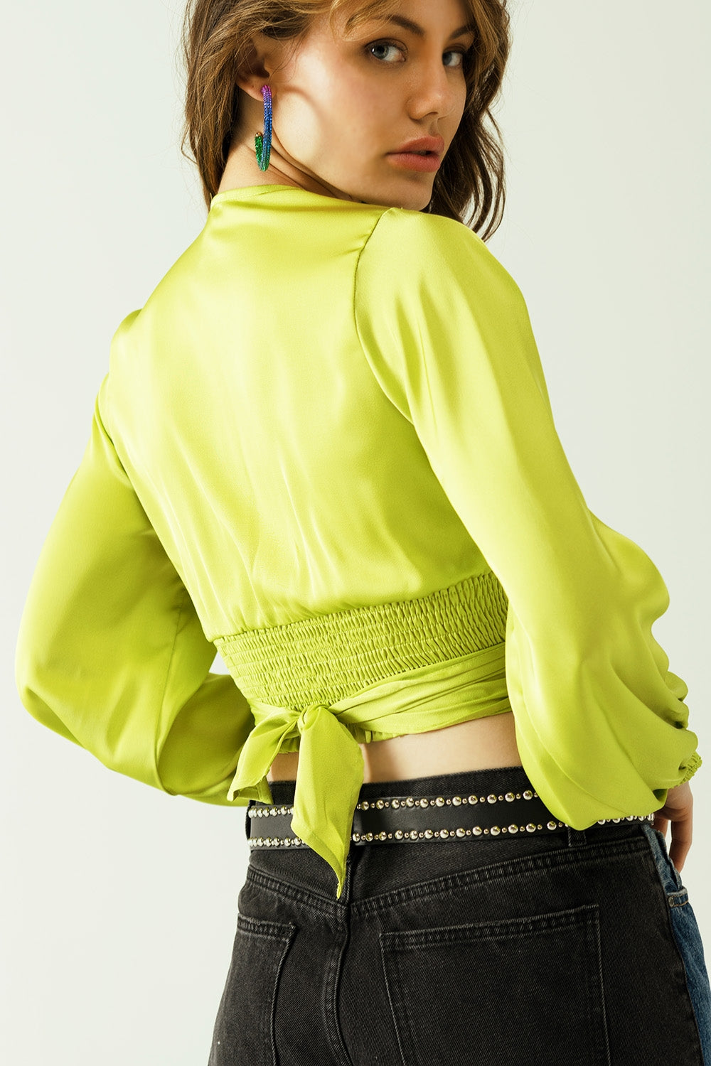 Top corto verde con mangas largas y anchas