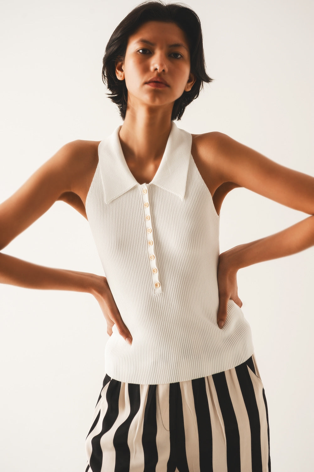 Top de punto canalé con cuello polo en crema
