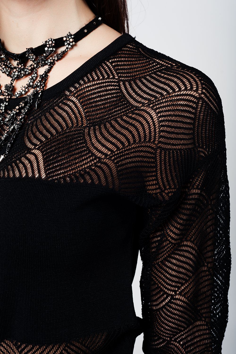 Top de punto negro con detalle de puntilla en contraste
