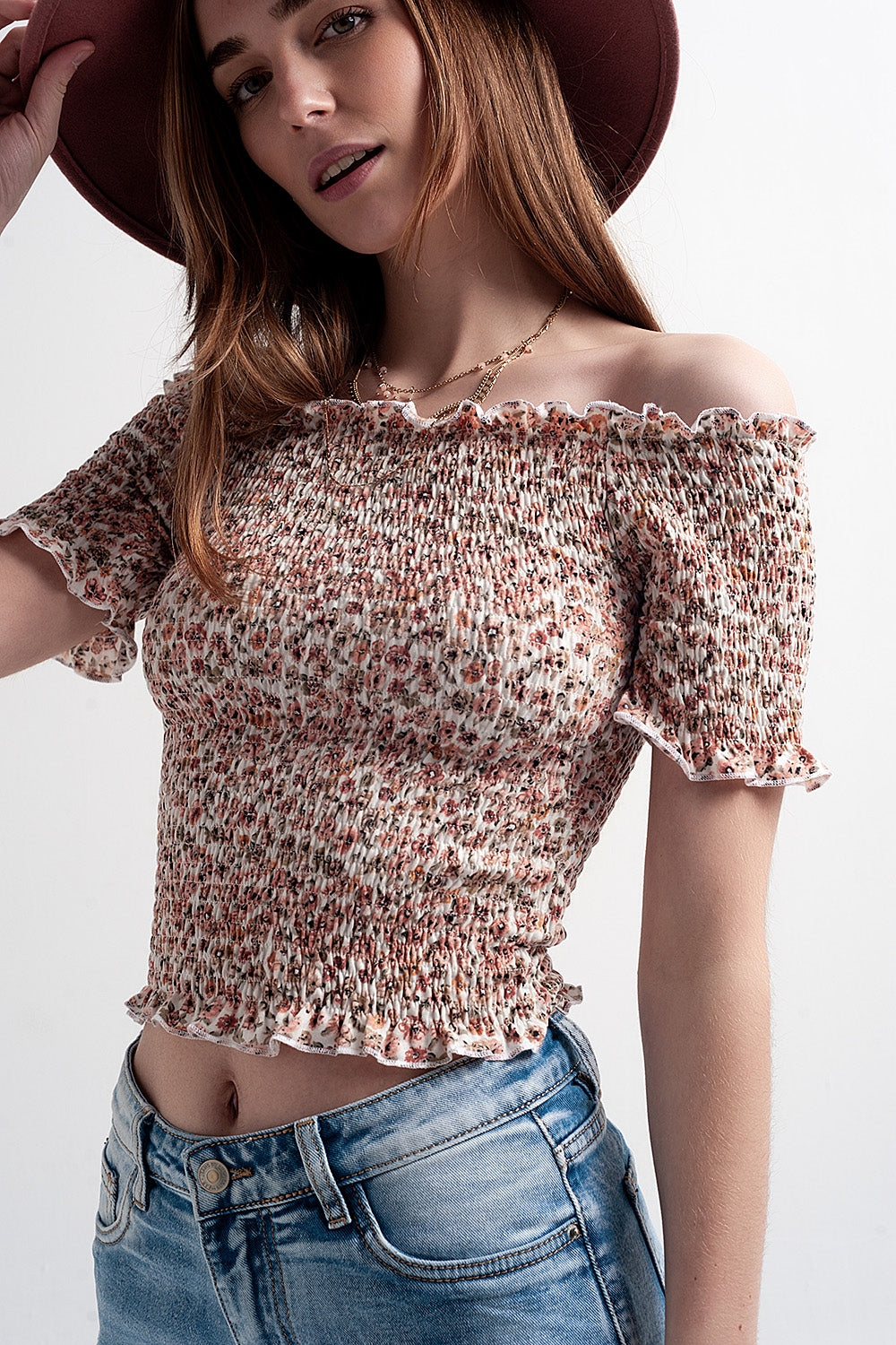 Top fruncido con escote Bardot y estampado de florecitas