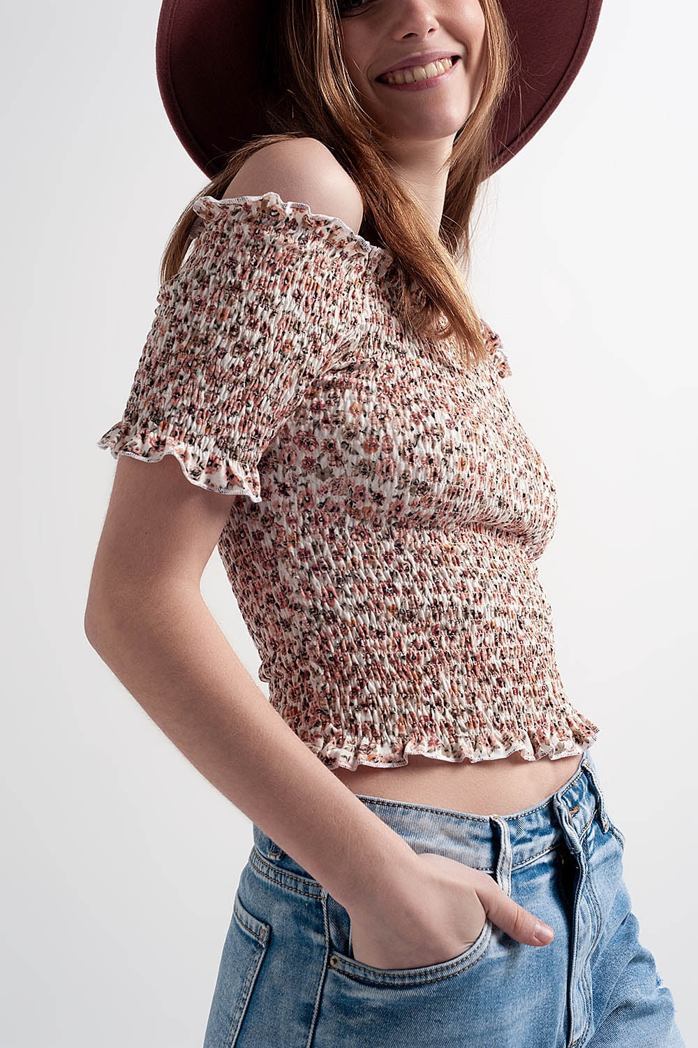 Top fruncido con escote Bardot y estampado de florecitas