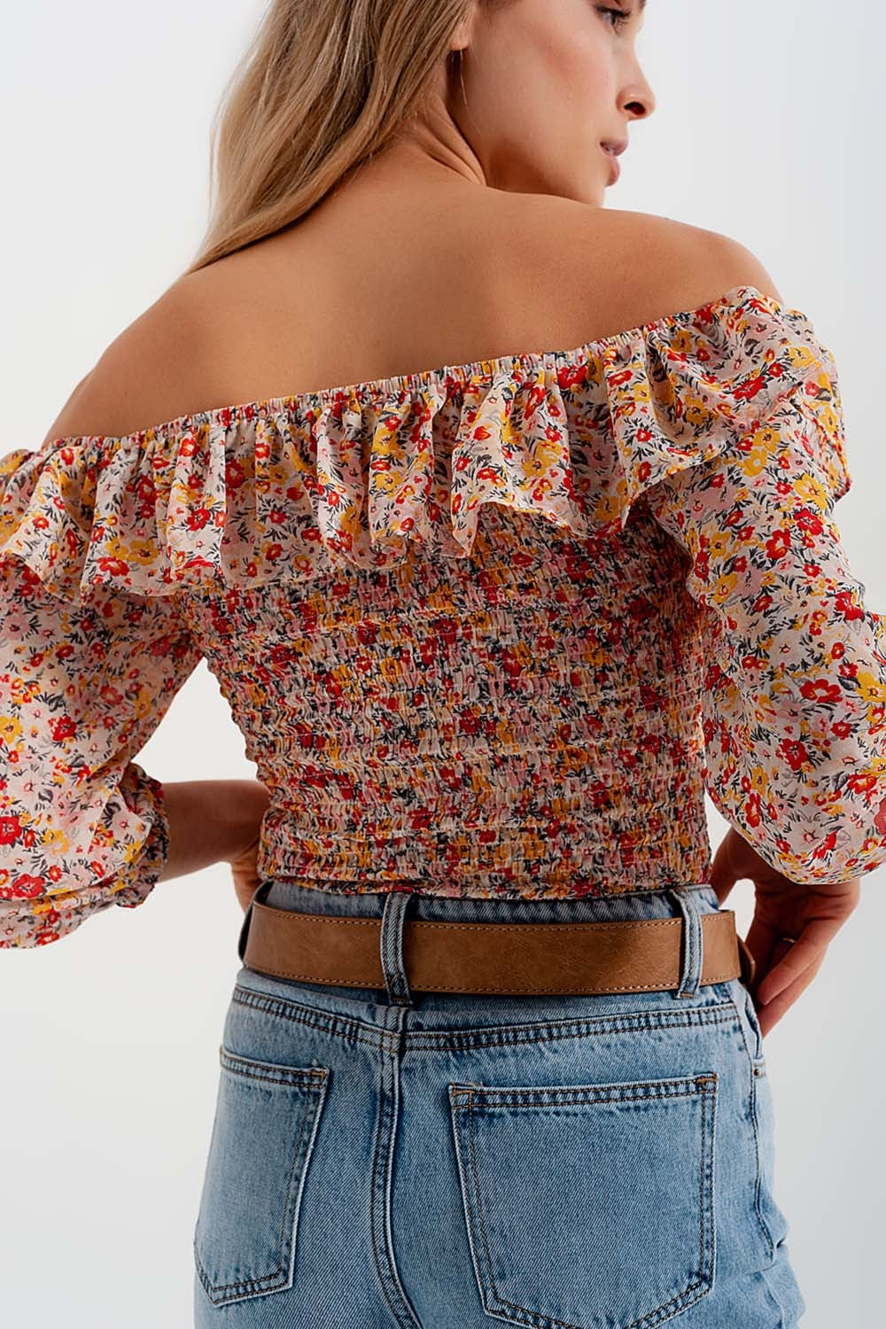 Top fruncido con escote Bardot y volante en estampado de florecitas coral